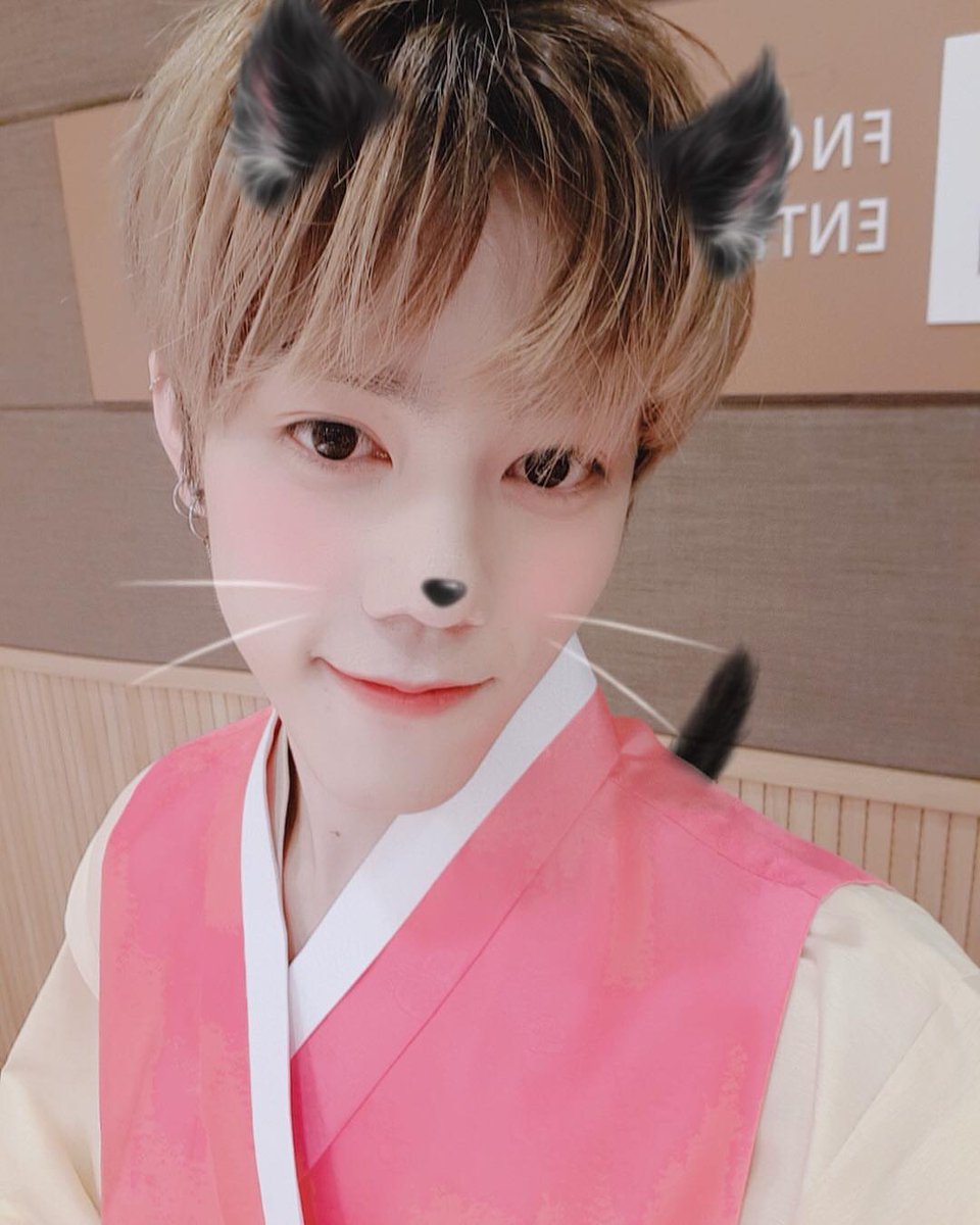 hyo_miii's tweet photo. [Trans] Hellooo itsss Chahunn. Today is finally the huge festival of our race, Chuseok!! Everyone please spend a happy holiday with your family and have lots of delicious and recharge your energy!!😻
#Hunstagram #Goyammi😻 #Chuseok #atgrandma'shouse #reallygood https://t.co/OieKXGvTgq
