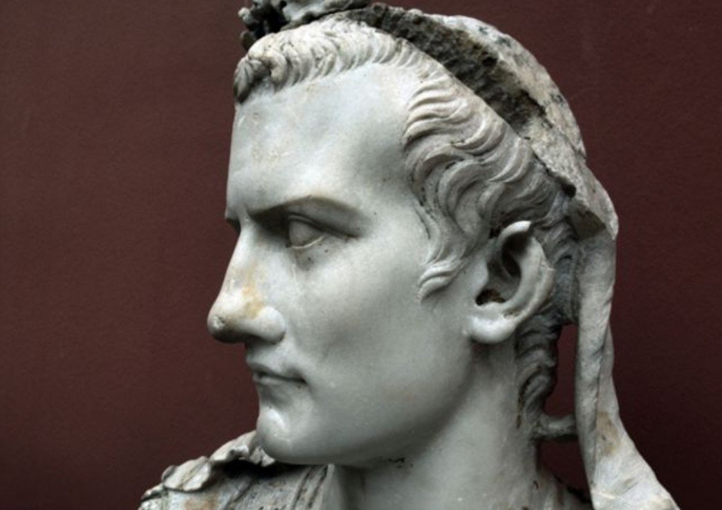Livia_en_Roma's tweet photo. Como lo prometido es deuda os voy a contar dónde asesinaron a Calígula. El lugar exacto fue descubrierto en 2008. Se trata de una cripta situada bajo la Domus de Tiberio (en la imagen) en el Palatino, palacio que Calígula mandó ampliar cuando accedió al trono imperial. https://t.co/WeMyK04VsZ