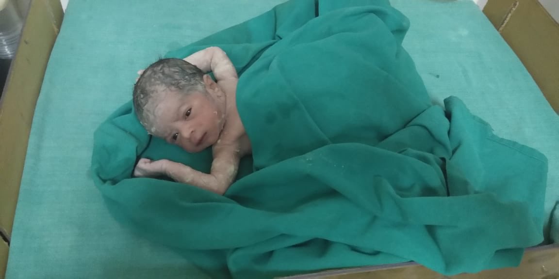 abantika77's tweet photo. 90 mins after #PMJAYlaunch  by ⁦@PMOIndia⁩ was born this little girl at East Singbhum Hospital. The first #AyushmanBharat Baby or #Jharkhand #PMJAY #ModiCare

https://t.co/GxgvrLw5He https://t.co/MpguPSAXm7