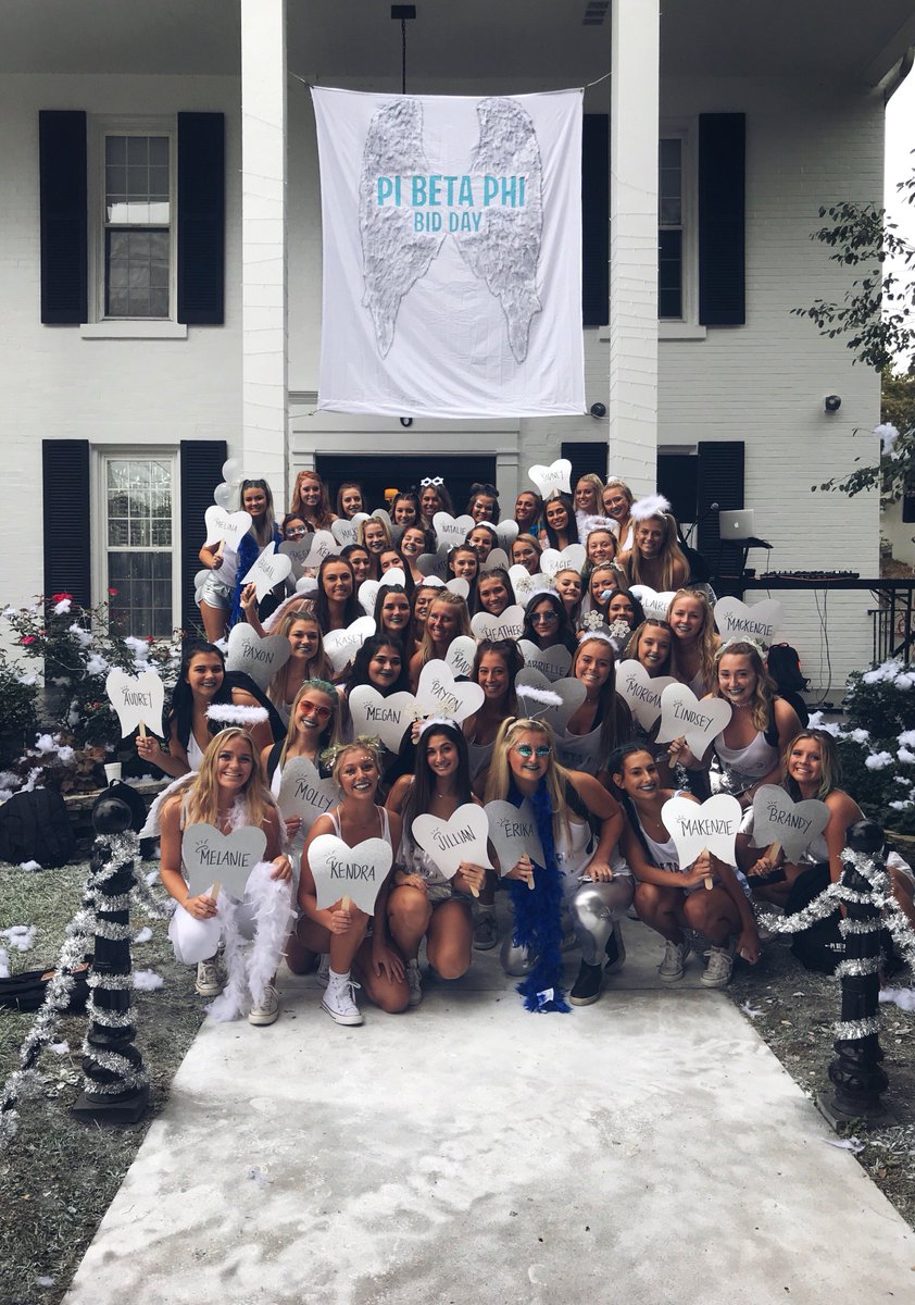 OhioUPiPhi's tweet photo. WELCOME TO HEAVEN BABES!!!! We are so incredibly happy to welcome pledge class ‘18 home with open arms!!! Bid Day was the best thanks to Sarah and Ali, our amazing new member coordinators ❄️✨💙 #PiPhi #OhioAlpha #THEYAREHOME https://t.co/hvQDHe3dg2