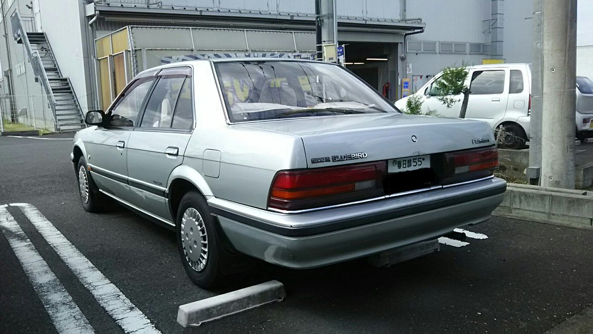 ｙ３０ｖｉｐ 春日部５５ナンバーのｕ１２ブルーバード発見 新車ナンバーですね B ｆフェンダーのエンブレムがｙ３１ｖｉｐや３０ｓｖのｆフェンダーのエンブレムにそっくり 土台を流用してるな 笑 ツインカム搭載の上級グレードなのにタイヤ１３