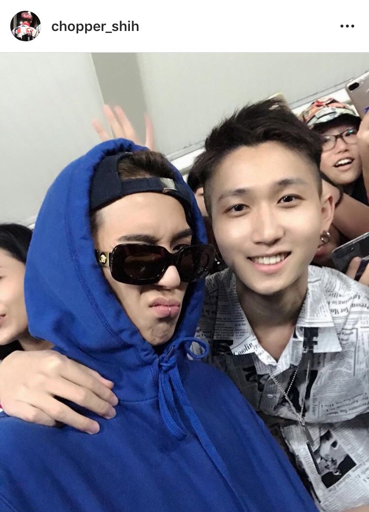 realminoya's tweet photo. this guy is indeed lucky. he took a selfie with mino and jinhwan took a photo with him using his phone too. duuuuuude https://t.co/hEYxA4OgaO
