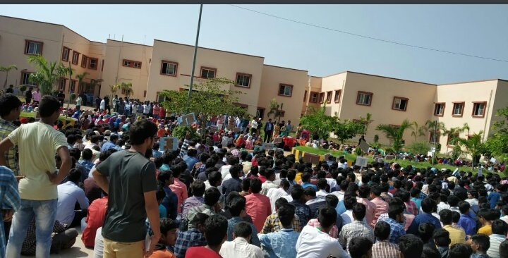 Akhila63832157's tweet photo. @KTRTRS @kadiyamsrihari sir, 6000 students are on strike against administration.. please visit our campus sir.. #corruptionfreergukt #visitourcampus https://t.co/UDOnvsaAW0
