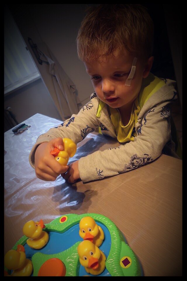 fair in the village ... but it rains, then we catch the ducks at home! #eendjesdans <a href="/GoliathGamesNL/">Goliath Games</a> #boardgames #spellenmolenjunior