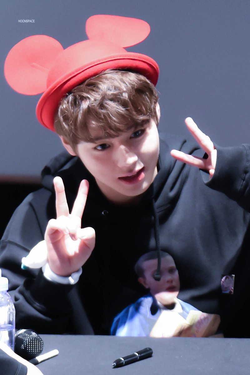 hoonspace0529's tweet photo. 170818 왜 이렇게 너무 예뻐 ㅠㅠ ... little mickey hoonie 💕💕 #박지훈 #지훈 #워너원 #parkjihoon #wannaone https://t.co/BKU7fnnWDV