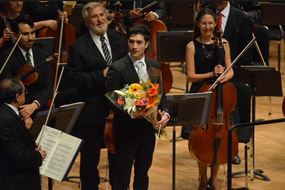 CaraotaDigital's tweet photo. Venezolano Rodoldo Barréz se consagró internacionalmente con director de orquesta al ganar el #PremioOFUNAM https://t.co/l5FacupDlu https://t.co/uvh1bStrkx