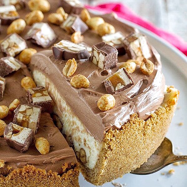 OverheadFood's tweet image. Enjoy our Snickers Cheesecake 😍 @SNICKERS