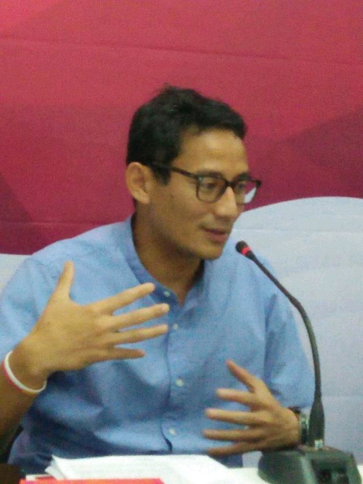 andriPAN86's tweet photo. Komitmen meningkatkan kesejahteraan pekerja, di berbagai sektor terus digaungkan calon Wapres Sandiaga Salahuddin Uno. Sandi pun berjanji akan menghapus sistem outsourcing,
#2019PrabowoSandi
#PresidenRI
#2019HGunturSPMM
#ForDPRRI https://t.co/LUR6F5OtaB