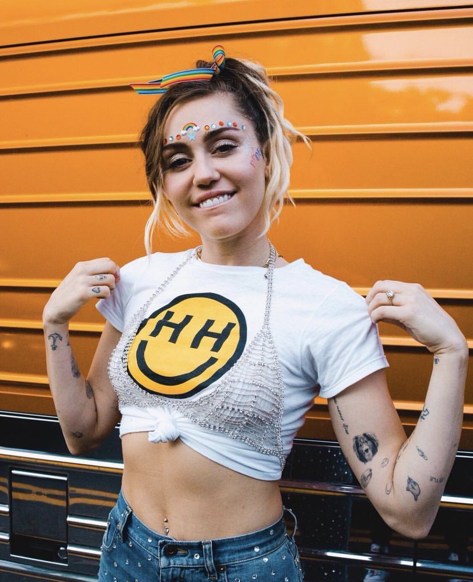 MileyCyrusThai's tweet photo. ภาพของไมลีย์ที่ถูกคัดออก ภาพจากงาน Pride และภาพจากอัลบั้ม Malibu 🌈✨✨ https://t.co/QMw2BTBSpV