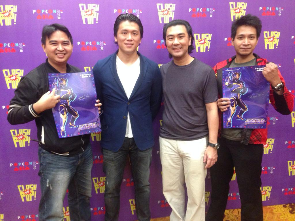 Heroes, ini dia dua orang pemenang yang berhasil menebak nama Satria Naga Kai &amp; mengikuti ketentuannya dengan benar. Mereka mendapatkan poster eksklusif Satria Naga Kai yang ditandatangani oleh <a href="/reinobarack/">Reino B.</a> dan berkesempatan berfoto bersama dgn Director @PopconAsia Allen Jordan.