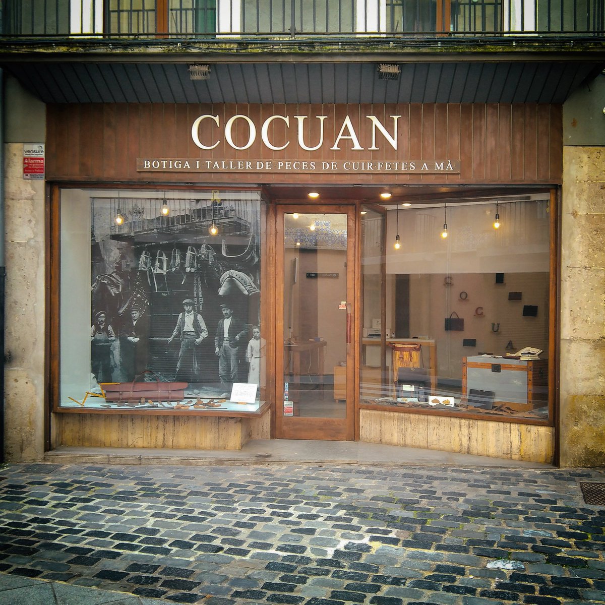 cocuan's tweet photo. This is my new workshop in Ripoll, Eastern Pyrenees. We have moved to this village surrounded by mountains recently and I've been so busy with all the changes. Today I open it and I'm ready to start to work again.
#cocuan #workshop #frontwindow #ripoll #girona #easternpyrenees https://t.co/7ERkcbg51l