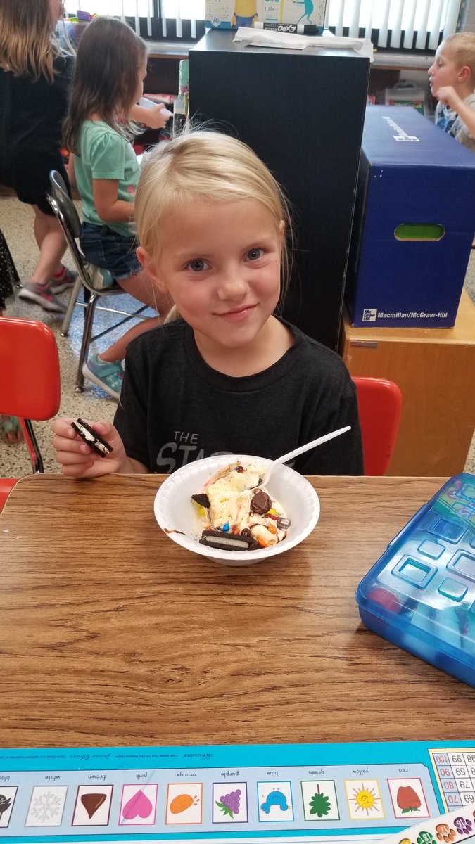 wickhamjkk's tweet photo. What a great way to celebrate good behavior! Ice cream and lots of toppings, thanks to everyone who contributed!  #NHtribe https://t.co/Y4H7bYZnyQ