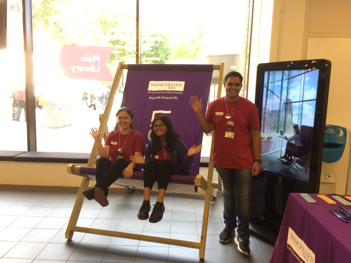 Rhm4Renata's tweet image. The student team always happy to help #UoMGetStarted @UoMLibrary