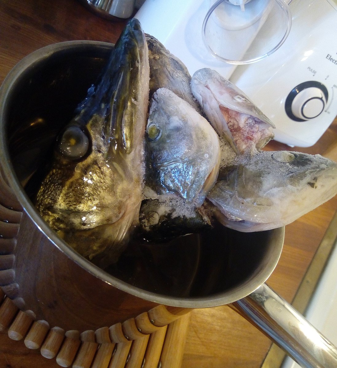 Kuumeisena oivallinen, kotimainen superfood-ruokalaji: kalankaalikeitto 😂