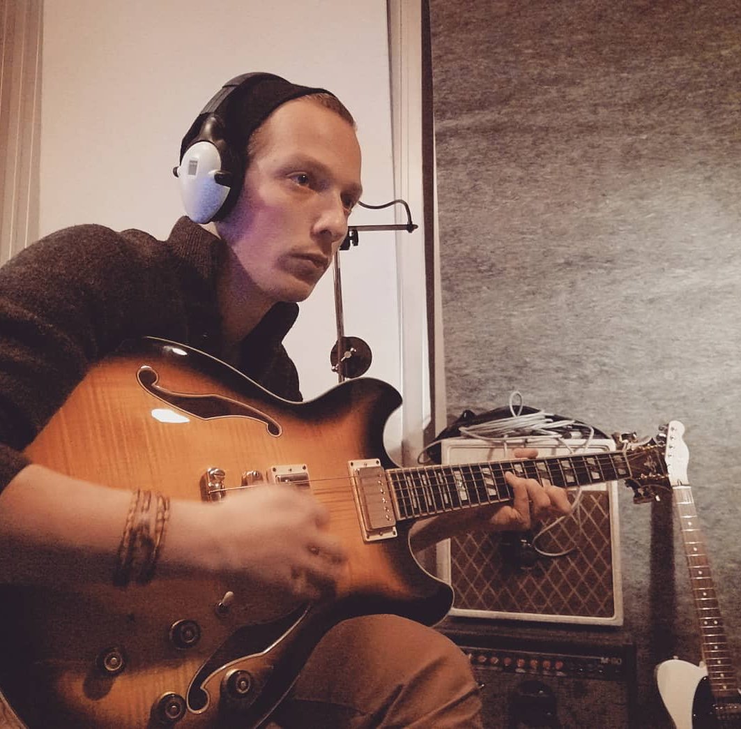 Working on new songs 🙏

My latest album
➡️ distrokid.com/hyperfollow/dn…

#Dntemusic #Dnte #downtempo #techno #artist #art #producerlife #producer #electronicmusicproducer #electronicmusician  #musician #music #wonky #Dntempo  #beatmaking #composer #studio #musicstudios #ibanez