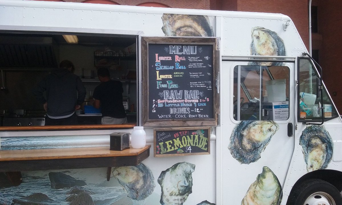 JessanDunnOtis's tweet photo. /4/ #OceanStateOysterFestival 🌊  @Oysterfestri or @oysterri ? #OurPVD #FirstDayofFall #PVD #RI #OysterFestival #volunteer https://t.co/jAhm4vH3Us