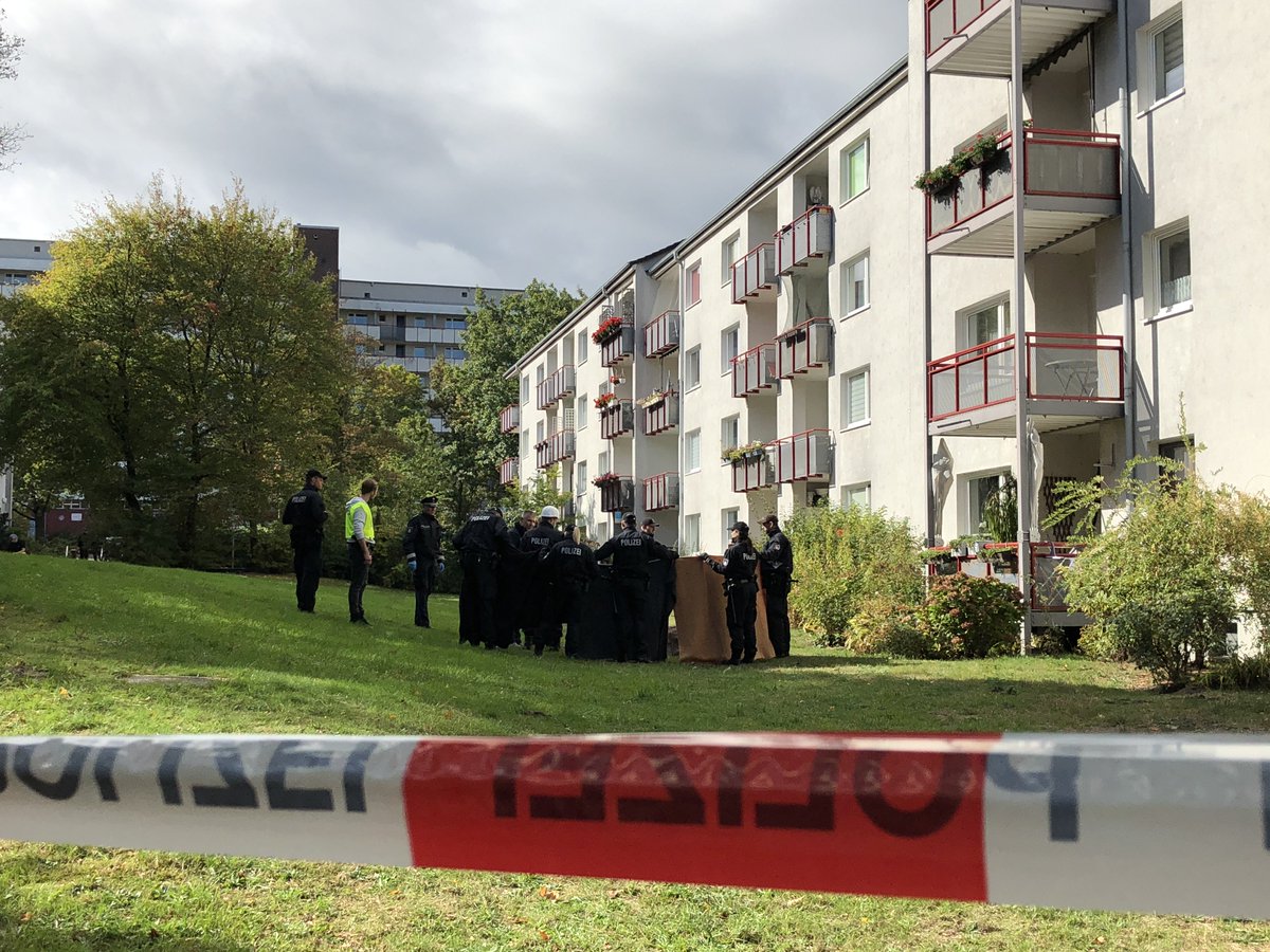 Brandanschlag auf Bezirksamtsmitarbeiter aus Altona in Eißendorf.
Ein 28-Jähriger sollte zwangseingewiesen werden und hat die Männer offenbar mit brennbarer Flüssigkeit übergossen. Ein 50-Jähriger ist tot. Der mutmaßliche Täter und ein weitere Mann sind schwer verletzt./ck