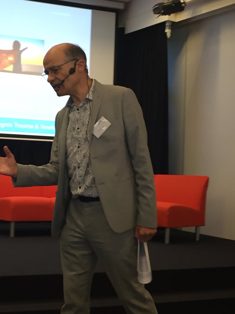 Peter Adriaenssens demonstreert hoe hij met het systeem werkt aan veiligheid en veerkracht in het gezin. Over herkennen en doorbreken v coalities en patronen. #LOCK2018