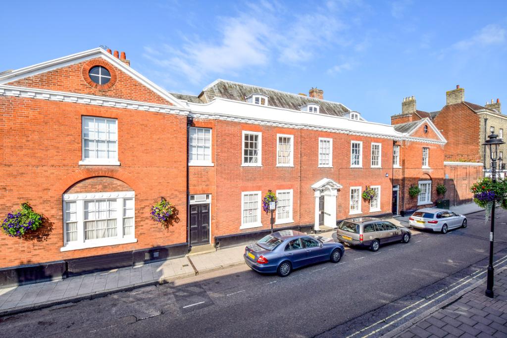 This grade I listed 18th-century townhouse in #BuryStEdmunds was once a bank but could be turned back into a home <a href="/Bedfords1966/">Bedfords Estate Agents</a> spr.ly/6015DF4lP