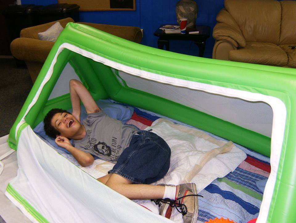 mia12stephen's tweet photo. While travelling make your autistic child safe at night.
Visit hare: https://t.co/ErzKNkKZ9F
 #Autism #AutisticKids #portable #inflatableBed #TravelBesd #sleepingBed  #specialneeds #bedroom #beds #travel #safety https://t.co/obukhW8kq5