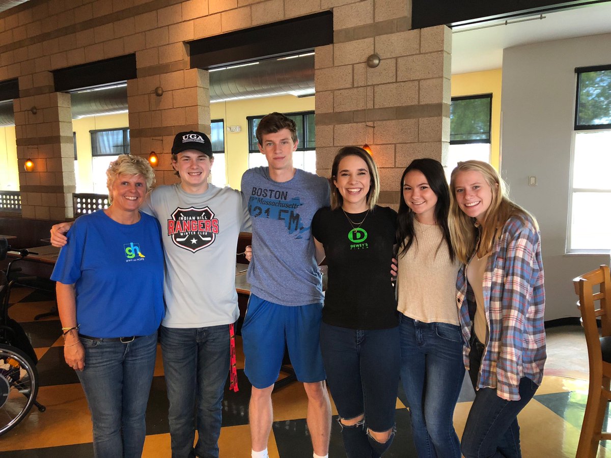 mindsmattermhs's tweet photo. Minds Matter had so much fun at Grant Us Hope's Dewey's fundraiser yesterday! https://t.co/6uH1KCPBvL