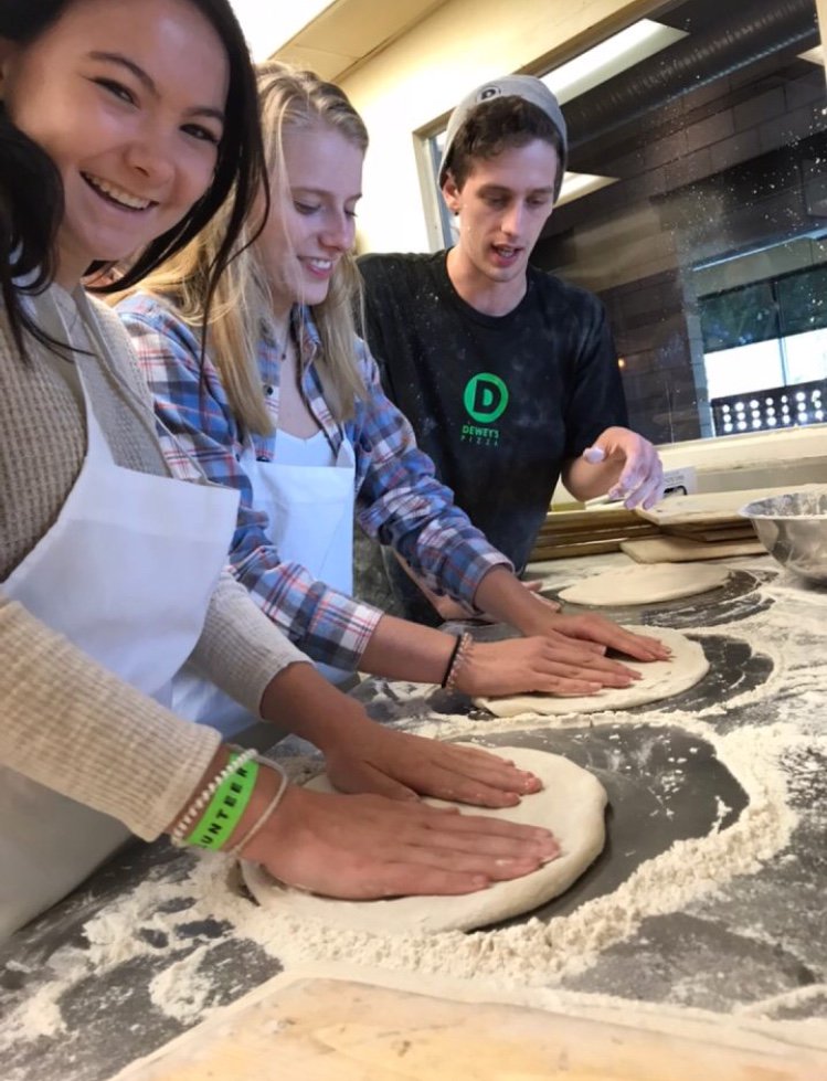 mindsmattermhs's tweet photo. Minds Matter had so much fun at Grant Us Hope's Dewey's fundraiser yesterday! https://t.co/6uH1KCPBvL