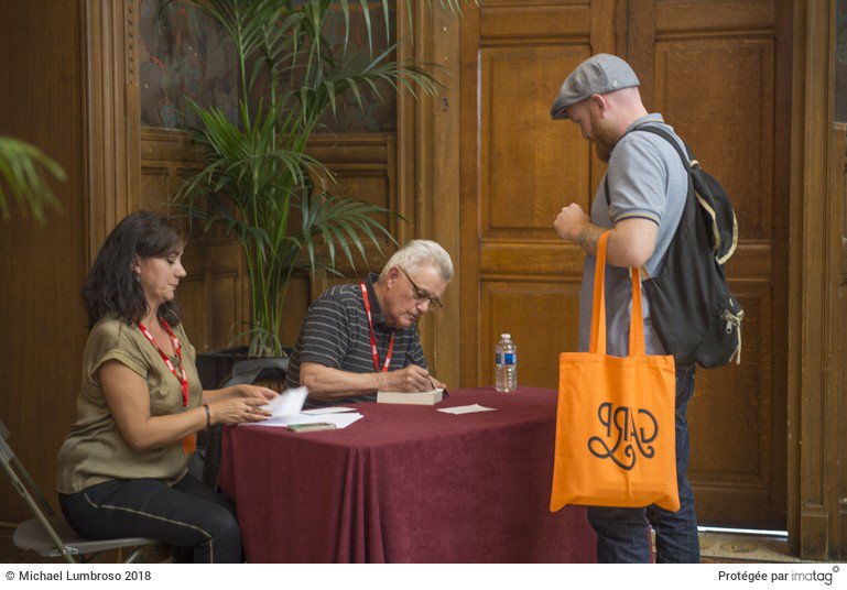 mikelumbroso's tweet photo. Festival America (littérature et la culture des USA) - John Irving dédicace la nouvelle édition de son livre "Le Monde selon Garp" - Vincennes - September 21, 2018

#lemondeselongarp
#johnirving
#Vincennes 
@valdemarne_94 
#festivalamerica2018 
#dedicace https://t.co/dSk9qCd5FV