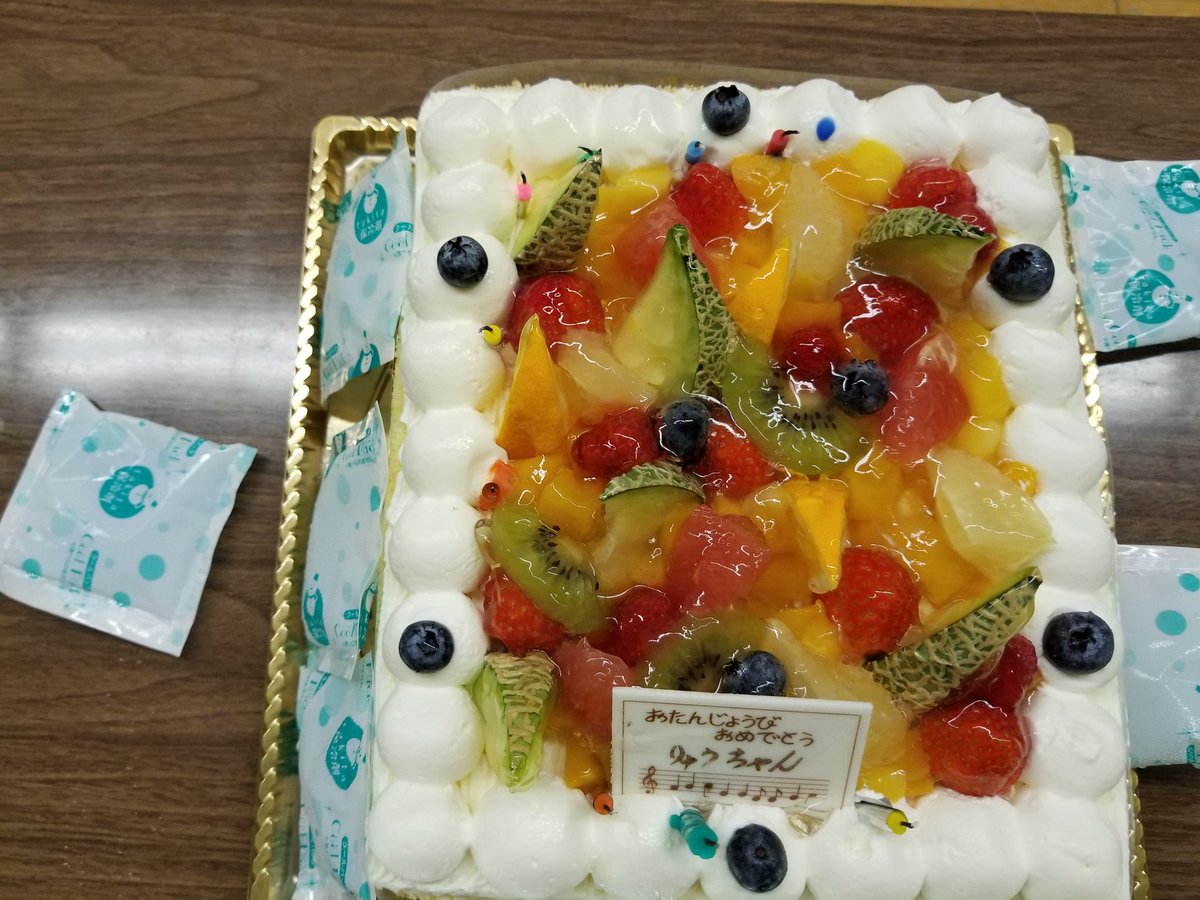 葵たけし 今日は 武幻龍大の誕生日公演でした 今日で 18歳になりました 芝居 喧嘩屋 五郎兵衛 ラストショー サマーウルフ お客様もめちゃくちゃいっぱい来てくれましたよ お客様よりタペストリー ケーキ 甘木館の社長からも大きなケーキ2つ頂き