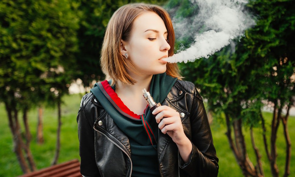 Девушка курит вейп. Inhale электронная сигарета подсистема. Девушки курящие вейп. Девушка с электронной сигаретой. Девушка с вейпом.