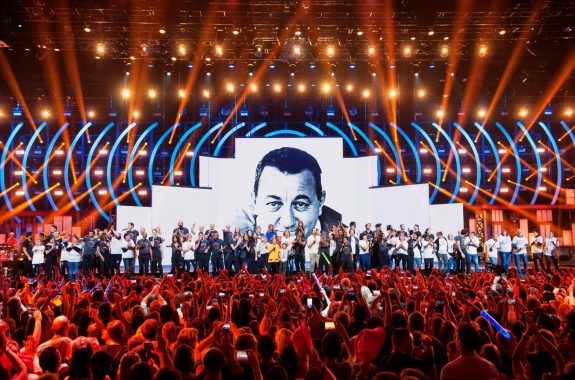 enfoires's tweet photo. 🎫🎤 La mise en vente des billets pour les #Enfoires2019 à Bordeaux aura lieu le Vendredi 19 Octobre 2018 à partir de 09h en magasin (20 points de vente sur Bordeaux) et 10h sur Internet.
Toutes les infos : https://t.co/Vrjbo9ssr8
⚠️ Aucune place en vente avant cette date ! https://t.co/rHwkIIa3Vs