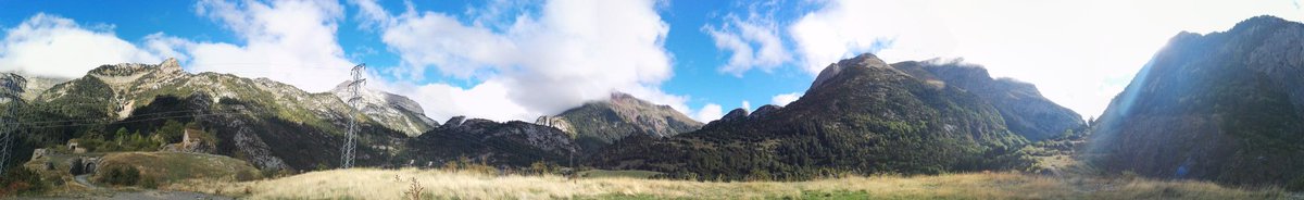 Panorámica desde #CollDeLadrones, hoy viento norte y nubes bajas, empezamos la semana <a href="/SEO_BirdLife/">SEO/BirdLife</a> <a href="/SEO_Aragon/">SEO_Aragon</a> <a href="/BirdingLindus/">Bird watching LINDUS</a> @GanNavarra <a href="/LPOAk/">LPO Aquitaine</a> <a href="/auritz_burguete/">𝕽𝔦𝔫𝔠𝔬𝔫𝔢𝔰 𝔡𝔢𝔩 𝔓𝔦𝔯𝔦𝔫𝔢𝔬</a> <a href="/cJacetania/">Comarca Jacetania</a> <a href="/portalet_SEO/">migracionportaletseo</a> <a href="/turismocanfranc/">Turismo de Canfranc</a>