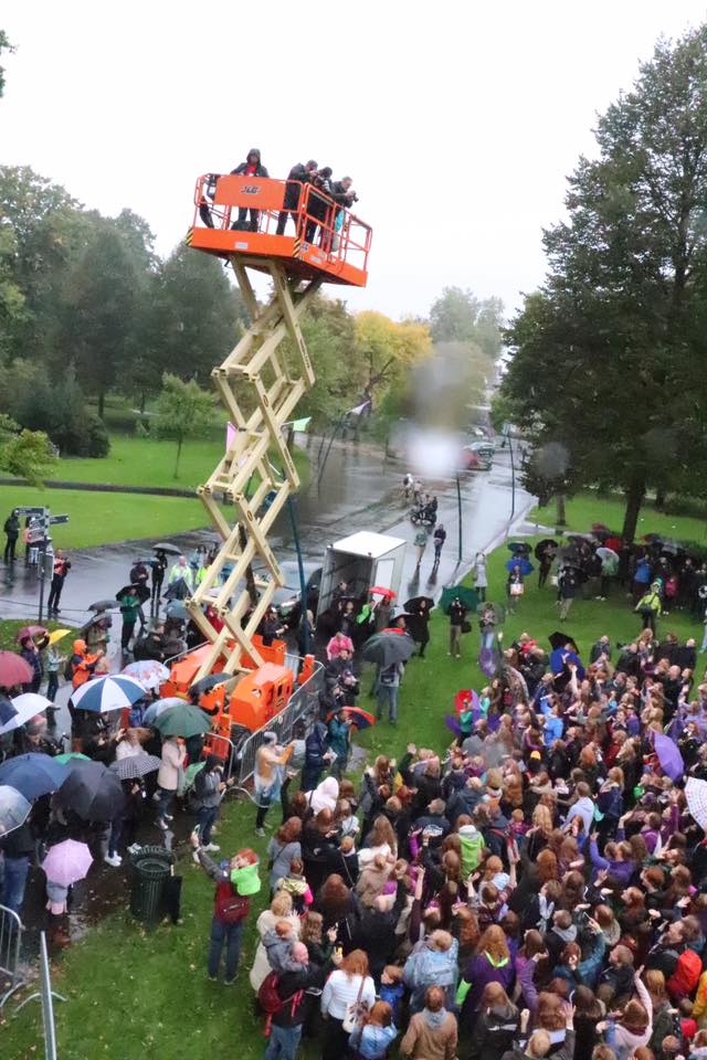 TheRedheadDays's tweet photo. The group photos: thank you all beautiful Redheads that bravely participated in the “umbrella edition” of our festival, see you next year! #rhd2018 #redheaddays @Aon_Nederland https://t.co/We7ijbEiKq
