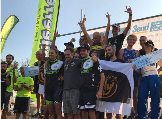 @FINALECOPPALOMBARDIA

 Sul primo gradino si confermano i 
 TTB seguiti dai Rho Triathlon e dai Road Runners.
 
 Ieri si sono assegnati i titoli campioni regionali assoluti a
 Laura Gatti - 707
 Michele Sarzilla - Raschiani
 che hanno indossato la maglietta realizzata da Dama .