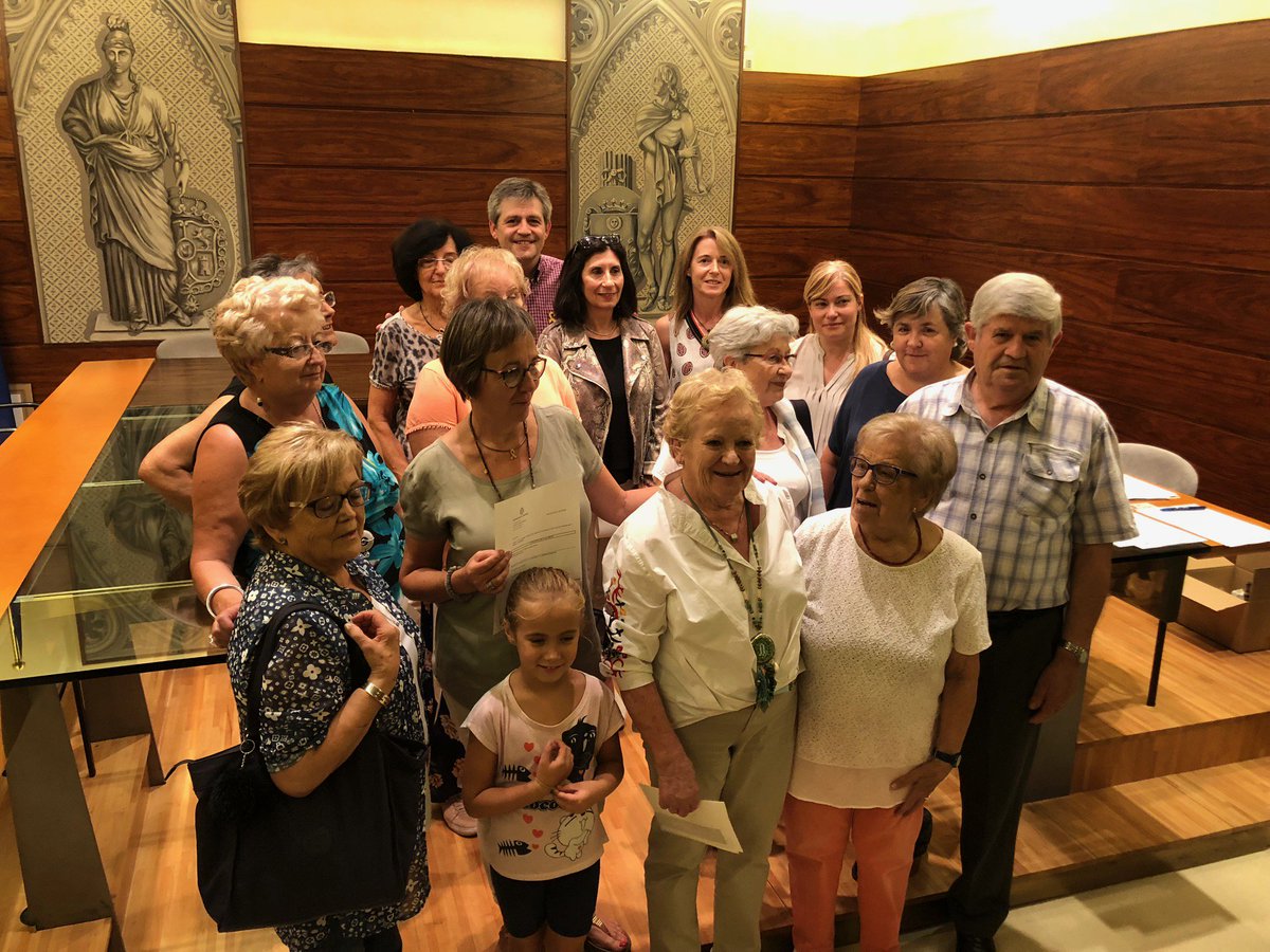 Solsona_cat's tweet photo. L'Ajuntament de #Solsona lliura 990 euros en premis del Concurs de flors als balcons i 2.615 entre els guanyadors de les convocatòries de la #fmsolsona18 #pintura #art #fotografia https://t.co/ewzU3EkuJa https://t.co/5R0XOBWknH