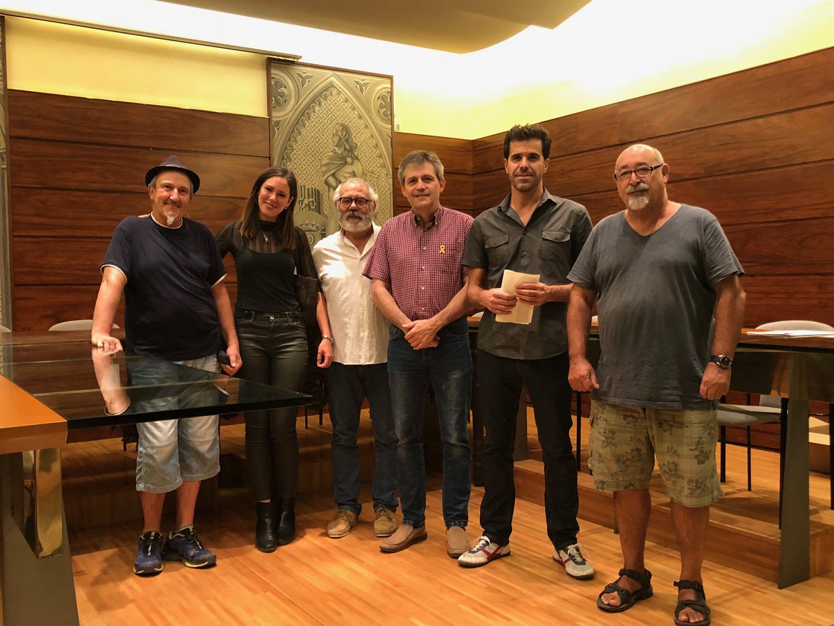 Solsona_cat's tweet photo. L'Ajuntament de #Solsona lliura 990 euros en premis del Concurs de flors als balcons i 2.615 entre els guanyadors de les convocatòries de la #fmsolsona18 #pintura #art #fotografia https://t.co/ewzU3EkuJa https://t.co/5R0XOBWknH