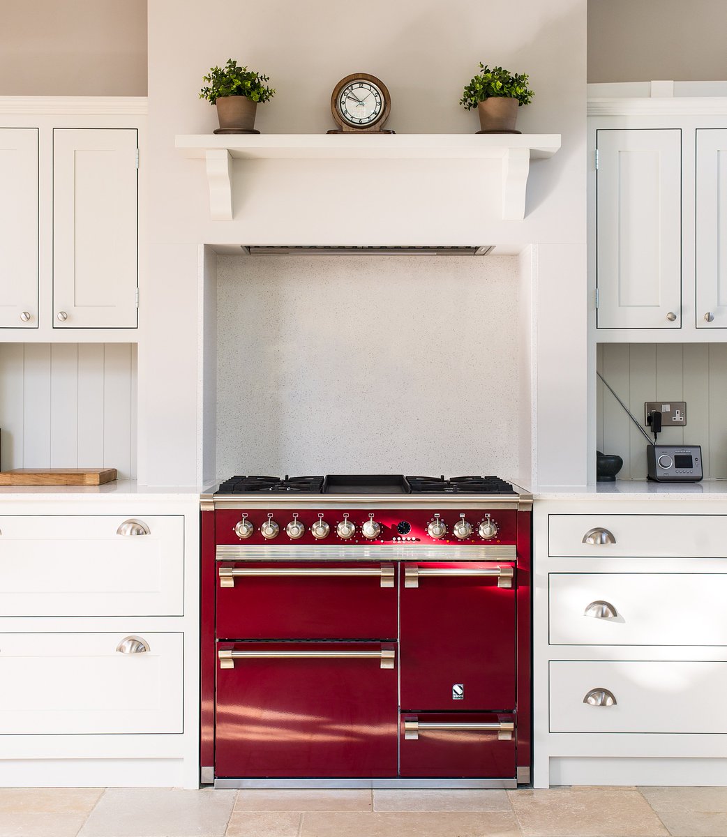 Steel's Ascot 100/3 solid door range cooker in red, creates a statement like no other! A bold and beautiful addition to your kitchen space. #steelcucine #bradshawluxury #ascot #rangecooker