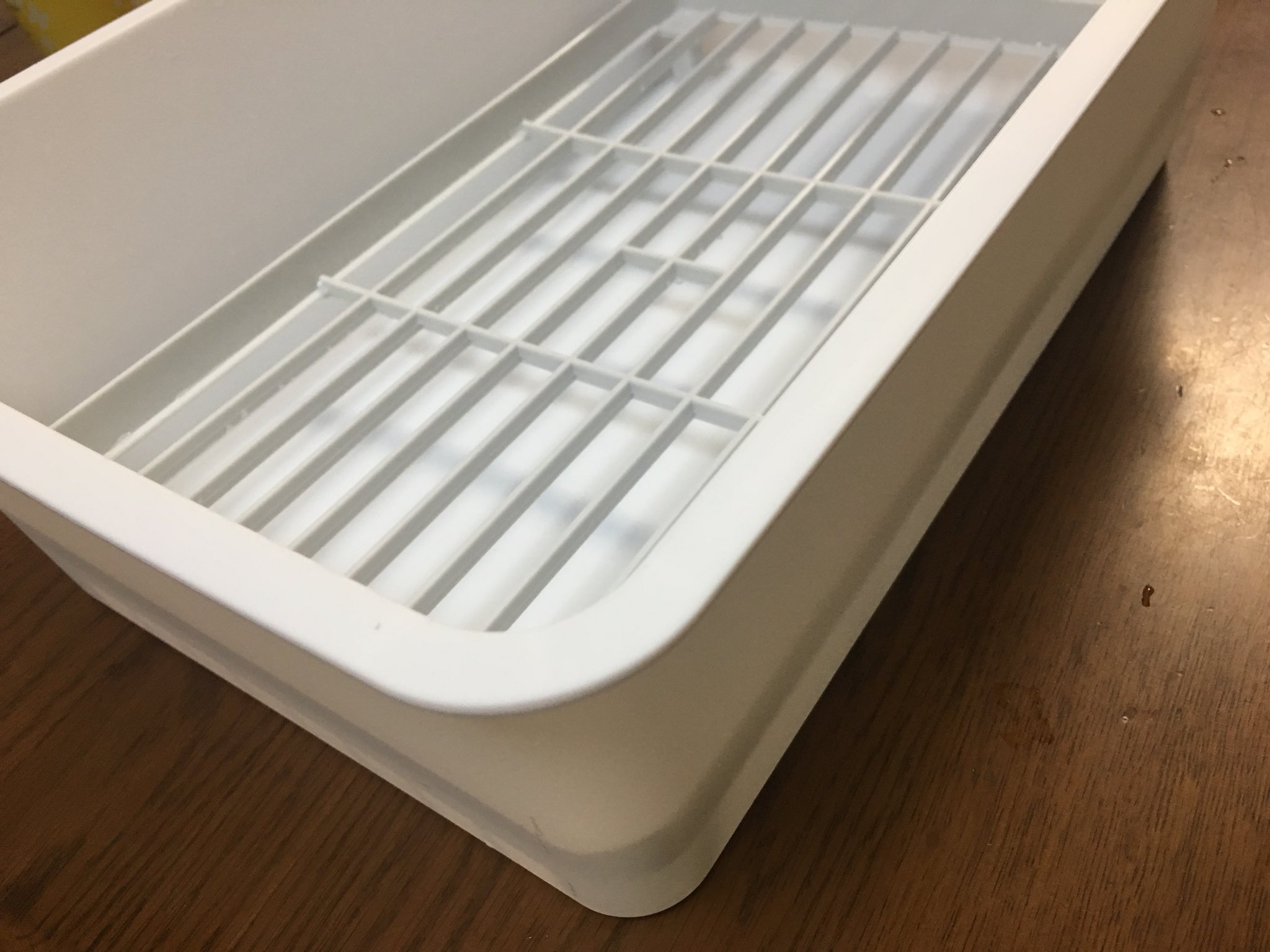 だみえ 台所グッズ コンパクトで 漂白用の桶にも利用できる水切りカゴがずーっと欲しかった そしてようやく巡り会いました 100均のケースとシンク下の整理棚 サイズぴったり 水切りカゴ ダイソー T Co E540fjjv Twitter