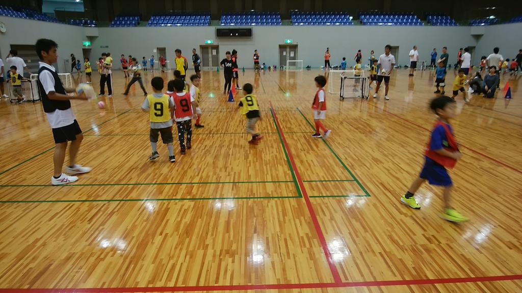 松江高専サッカー部 今日 鹿島総合体育館で開催されたキッズサッカーフェスティバルの手伝いをしました 子供達 保護者とふれあうことが出来て 貴重な体験となりました 声をかけて頂いた島根県サッカー協会に感謝しております 本当にありがとうご
