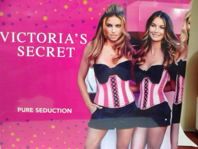 طقم VICTORIA 'S SECRET 
PURE SEDUCTION
يتكون من :
1 - زجاجة بادى ميست 250 ملى 
2 - زجاجة بادى لوشن 250 ملى 
3 - زجاجة بادى ميست 100 ملى 
بسعر الجملة 
Price 275 EGP
01225753218