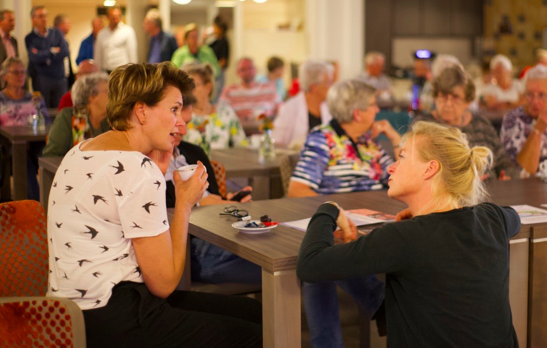 Een zaal vol buurtgenoten mogen inspireren die bezorgd zijn over de invulling van welzijn en zorg voor elkaar en de rol van het zorgcentrum in hun buurt. #Myfutures <a href="/kodiezijn/">Kodiezijn</a> buurtenaanzet.nl