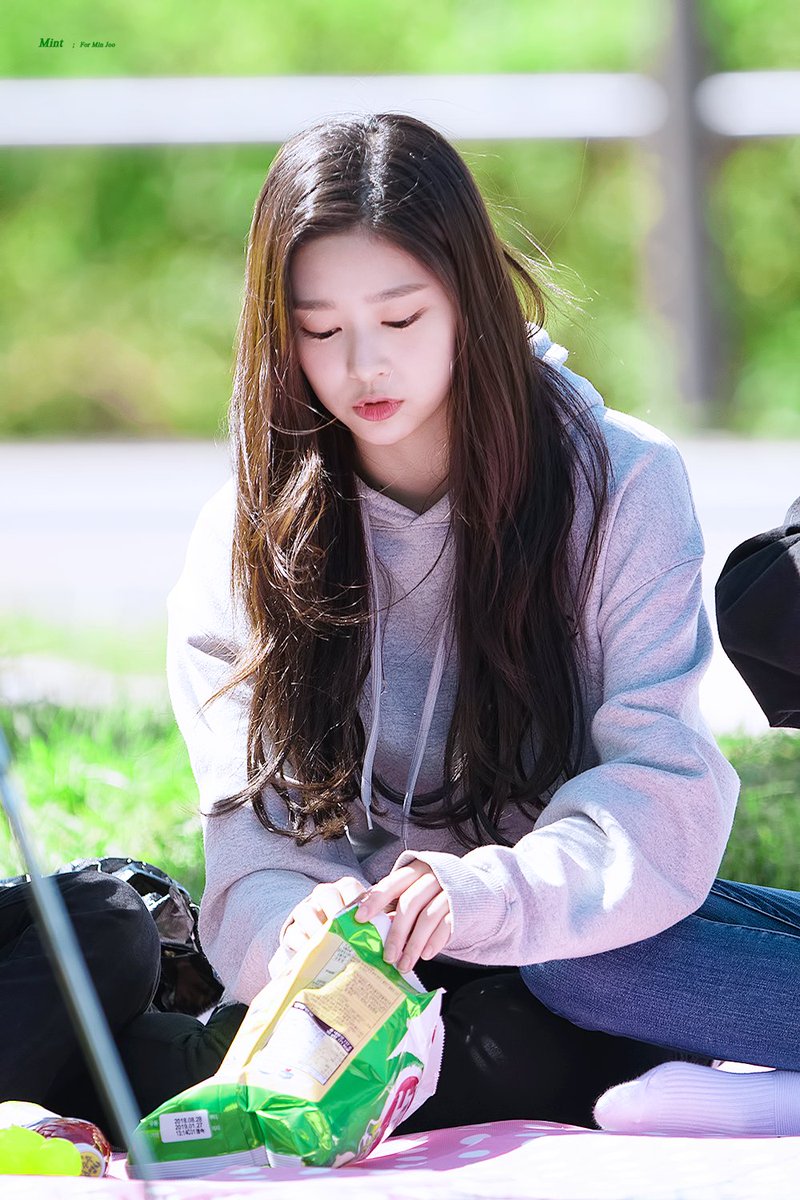 __Mintscent__'s tweet photo. 180922 한강 Vlive

🌱🌿🍀💚

#아이즈원 #IZONE #김민주 #KIMMINJOO https://t.co/as15t630u6