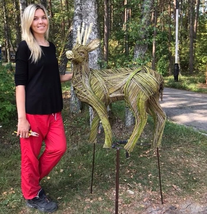 's tweet image. Designer Kristina Evstigneeva created this new art object 🦌 for the King's Forest tourist route 🌳🌲 in the "Kurshskaya Kosa" National Park (#CuronianSpit). "The Reindeer" became the third animal figure on the route after "The Moose" and "The Boar"
📷facebook.com/askrebtsova