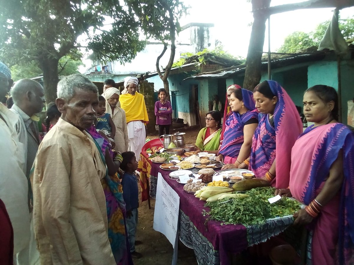 WCD_Dindori's tweet photo. शासन  द्वारा चलाये गये कु​पोषण को दूर करने के लिये पोषण अ​भियान कार्यक्रम का आयोजन,
आंगनवाडी केन्द्रों में रसोईया प्रशिक्षण/उन्मुख्रीकरण एवं हाट बाजार कार्यक्रम का आयोजन 
जिला डिण्डौरी म.प्र. https://t.co/Zjb4um3mcX