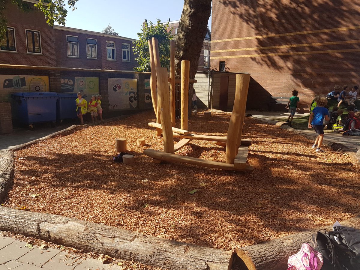 In samenwerking met <a href="/KSPKunstgras/">KSP Kunstgras B.V.</a> (toestel #Speelmaatje) is bij <a href="/obsdekoekoek/">OBS De Koekoek</a> een fraai natuurlijk en groen schoolplein ingericht. De duurzame speeltoestellen i.c.m. Dekowood houtsnippers (natuurlijk en gecertificeerd) staan garant voor veilig buitenspelen #groeneschoolpleinen