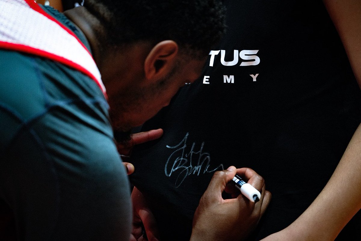 zoransavic_bcn's tweet photo. Time for autographs after the training of the Italian National Basketball Team at the training camp in Land Rover Arena (Bologna- Italy) , September 2018 ..... #weareinvictus🔥 #WeAreBasicball  #WeArebasketball #basketballforkidsdubai #basket #invictusacademydubai https://t.co/WYyLeX5Qvq