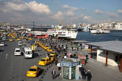 Taksim meydan ve Odakule çıkışı, Eminönü, Sultanahmet civarında, taksilerin Türk yolcu almadığı yönünde bitmeyen şikayetler var. Denetimler artırılırsa şikayetler azaltılır. 

Meslekler itibarları ile vardır. Taksici esnafı da hak ettiği saygın yere yeniden kavuşturulmalıdır.