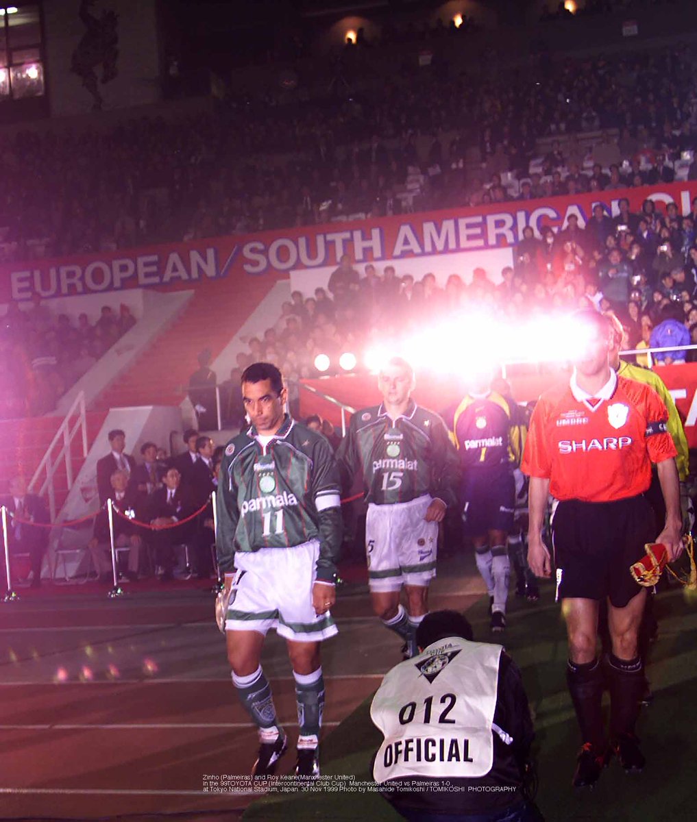 Zinho (Palmeiras) and Roy Keane(Manxhester United) in the 99TOYOTA