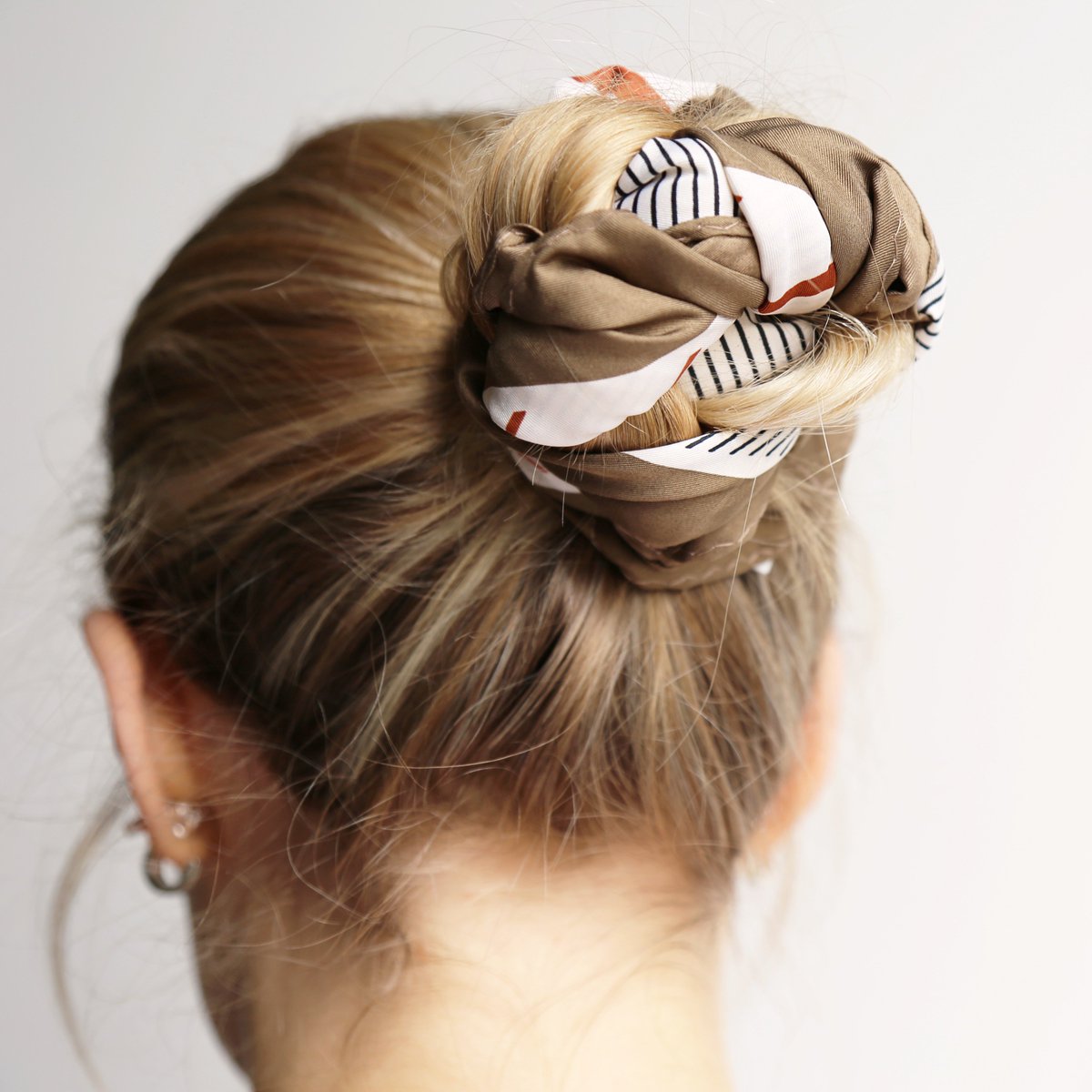 tutti_co's tweet photo. Take one of our Square Scarves and tie it into a bun for a simple style.

Featured | Geometric Square Scarves

Shop our scarves now at https://t.co/L56oV1k7PN

#mondaystyle https://t.co/KM2KyLWBHz