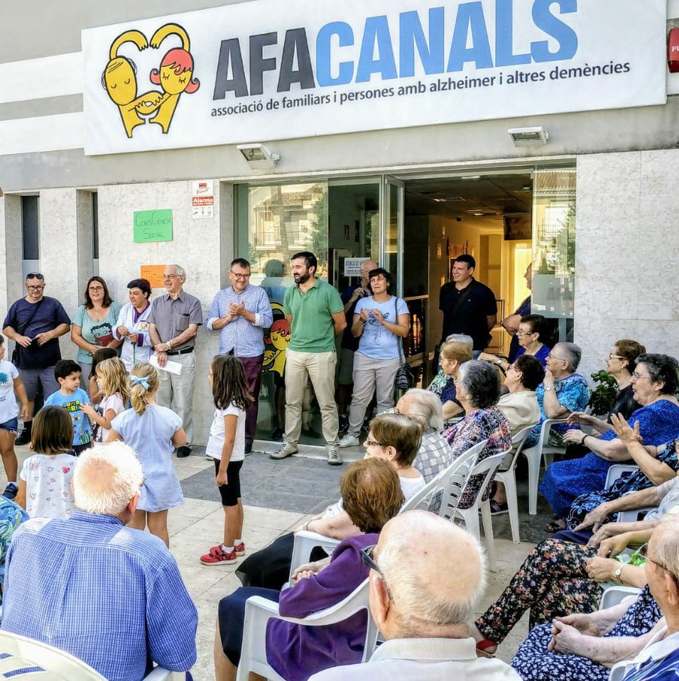 AjuntDeCanals's tweet photo. 👵Per commemorar el dia mundial de l'Alzhéimer,l'equip de govern de l'Ajuntament de #Canals va visitar el centre @AfaCanals 

En aquest acte van estar presents alumnes del CEIP Vicent Rius.L'Alcalde i la gestora d'AFA van dirigir unes paraules als assistents

#DiaMundialAlzheimer https://t.co/29v1WGLUyC
