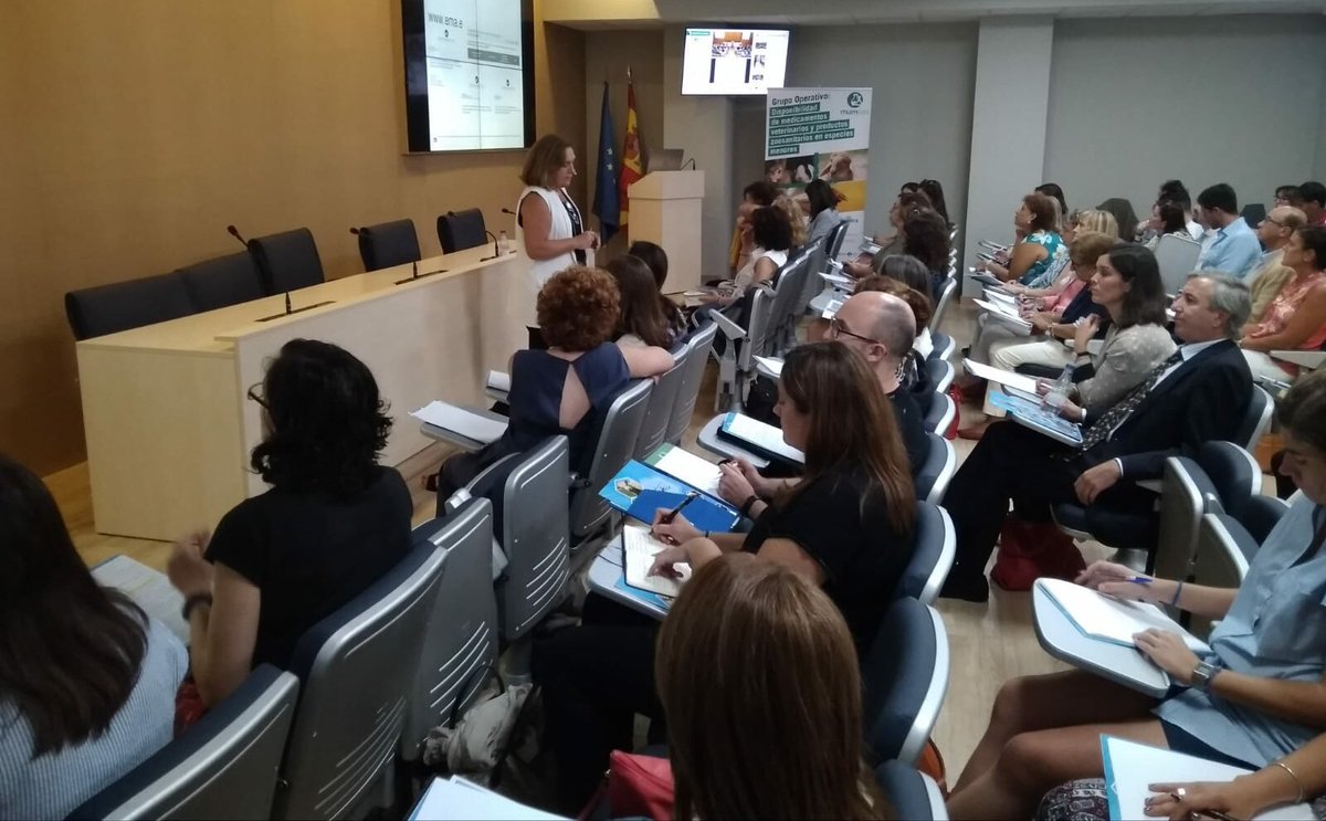 Cristina Muñoz de la <a href="/AEMPSGOB/">AEMPS</a> 'La farmacología es comparable entre distintas especies y usos menores' #10AÑOSVetmasi #sanidadanimal #AnimalHealth #veterinarios #medicamentos